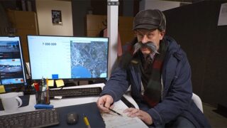Maakler kontoris kaardi ees