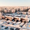 Õhuvaade talvisele ridaelamurajoonile